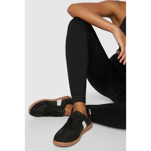 Scarpe da ginnastica basse con pannelli a contrasto - boohoo - Modalova