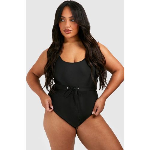 Costume intero Plus Size con cintura e scollo rotondo - boohoo - Modalova