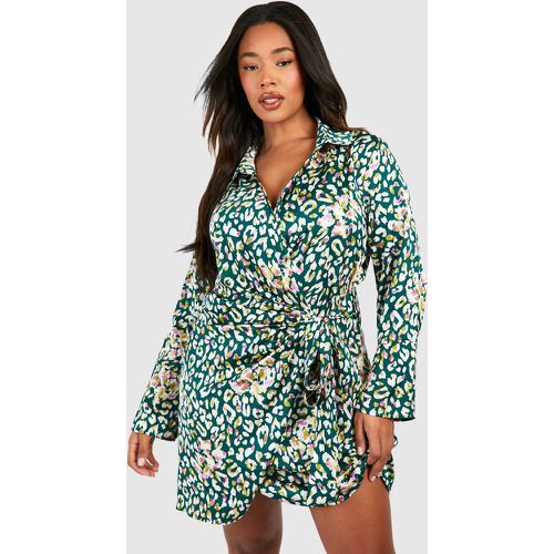 Vestido Camisero Plus De Raso Drapeado Cruzado Con Estampado De Leopardo - boohoo - Modalova