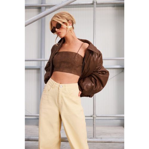 Crop top in pelle sintetica slavata con spalline - boohoo - Modalova