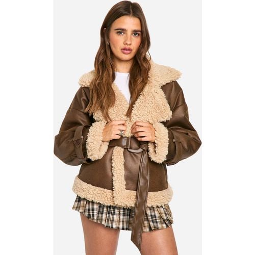 Chaqueta Luxe Con Ribete De Borreguito Sintético Y Cinturón - boohoo - Modalova