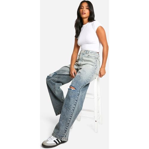 Jeans Petite Basics in taglio maschile con strappi sul ginocchio - boohoo - Modalova