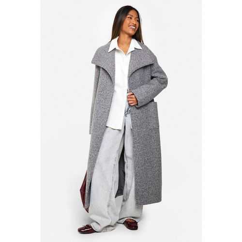 Cappotto spazzolato con colletto sciallato e cintura - boohoo - Modalova