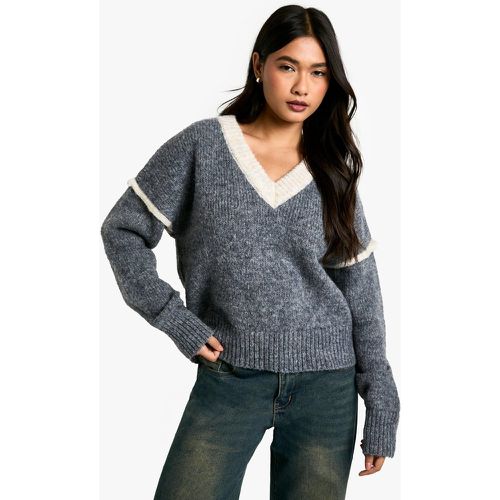 Maglione in maglia morbida con scollo a V e dettagli a contrasto - boohoo - Modalova