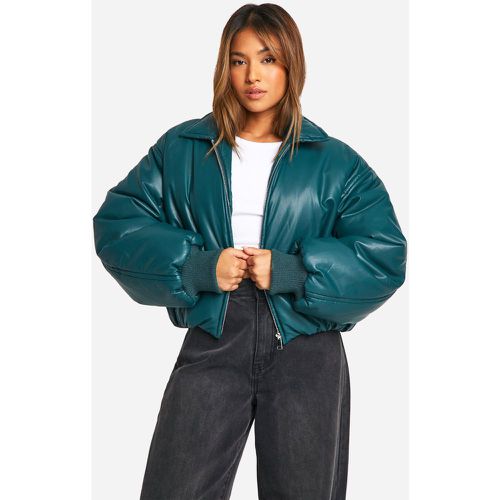 Chaqueta Bomber Petite De Cuero Sintético Acolchada - boohoo - Modalova