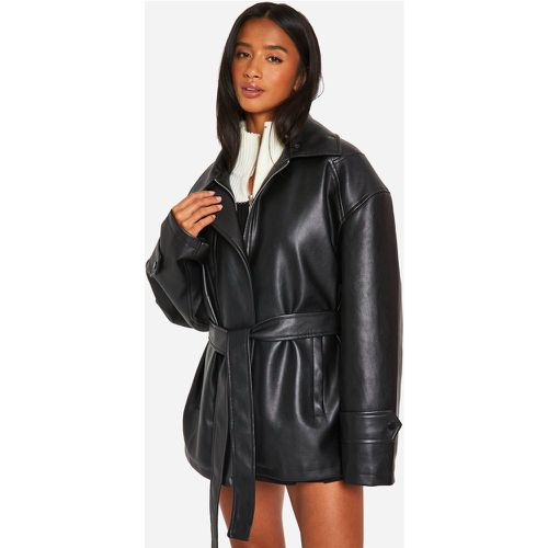 Cappotto Trench Petite in pelle sintetica con cintura - boohoo - Modalova