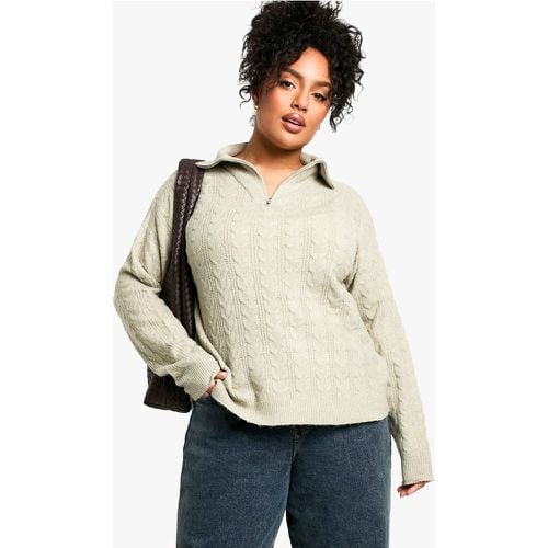 Maglione Plus Size in maglia intrecciata morbida con collo a imbuto - boohoo - Modalova