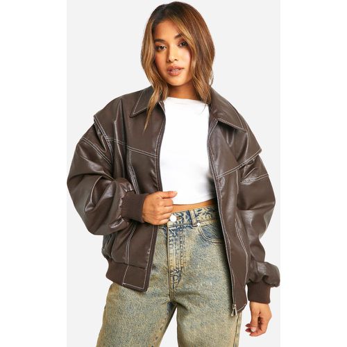 Chaqueta Bomber Petite Oversize De Cuero Sintético Con Costuras En Contraste - boohoo - Modalova