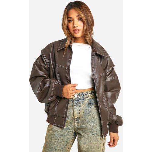 Giacca Bomber Petite oversize in PU con cuciture a contrasto - boohoo - Modalova