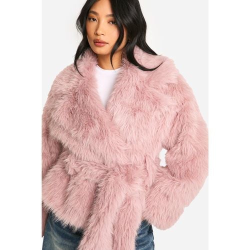 Chaqueta Petite De Pelo Sintético Con Cinturón - boohoo - Modalova