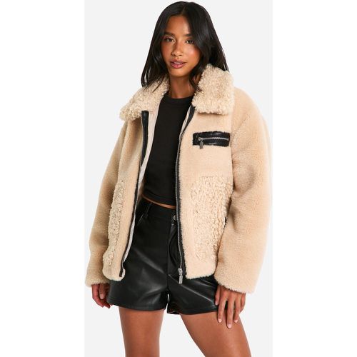 Giacca da aviatore Petite in pelliccia sintetica mista Teddy - boohoo - Modalova