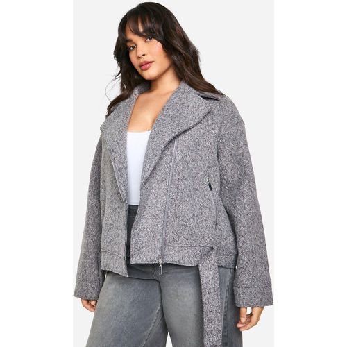 Chaqueta Plus Motera De Tejido Bouclé Con Cinturón - boohoo - Modalova