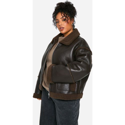 Giacca Plus Size in pelle sintetica rifinita in pelliccia sintetica morbida - boohoo - Modalova