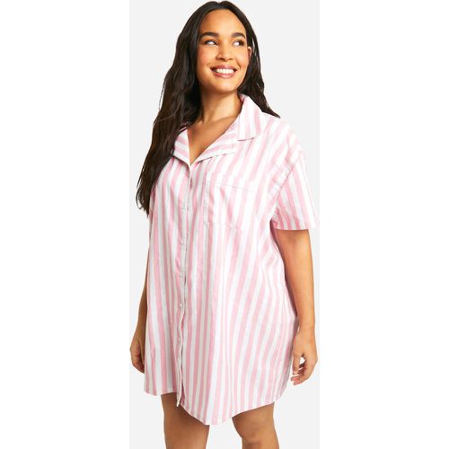 Camicia da notte Plus Size a maniche corte in cotone a righe - boohoo - Modalova