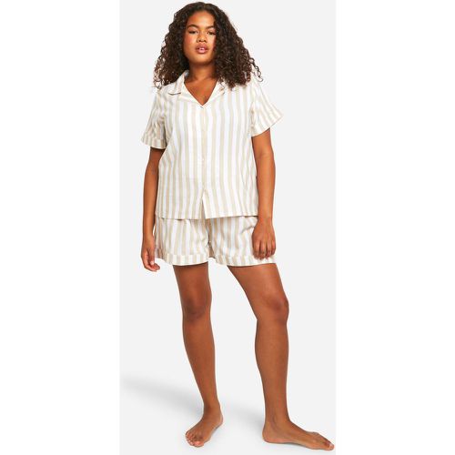 Set pigiama Plus Size in cotone a righe con camicia & pantaloncini - boohoo - Modalova