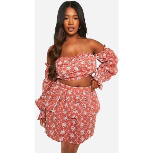 Minigonna Plus Size in pizzo sangallo con balze e volant - boohoo - Modalova