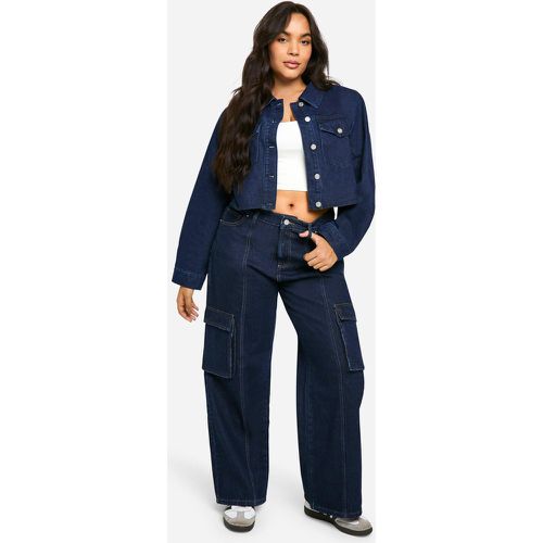 Jeans Plus Size in denim indaco grezzo con tasche Cargo e cuciture a contrasto - boohoo - Modalova