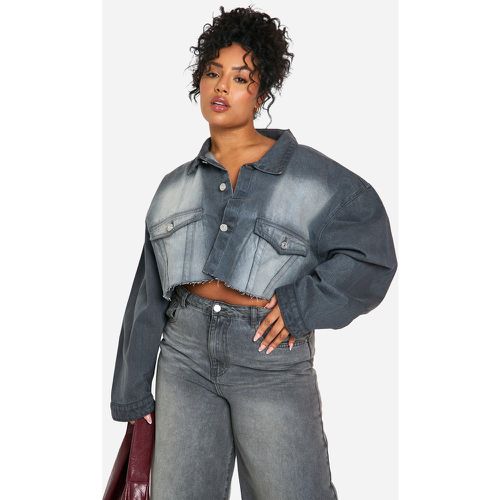 Giacca lunga Plus Size in denim slavato - boohoo - Modalova