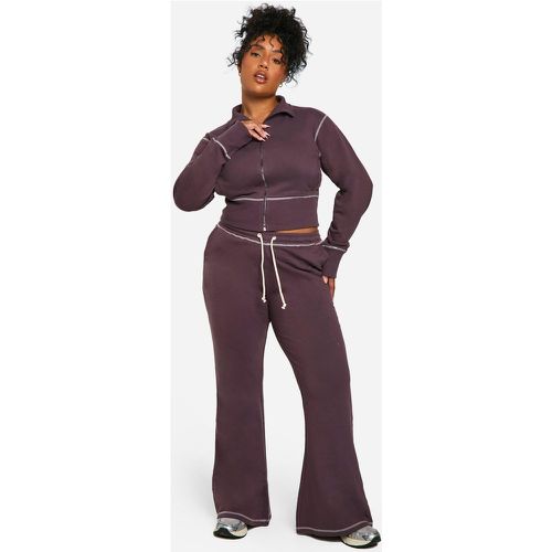 Tuta sportiva Plus Size con cappuccio rimpicciolito e cuciture a contrasto & pantaloni tuta a zampa - boohoo - Modalova