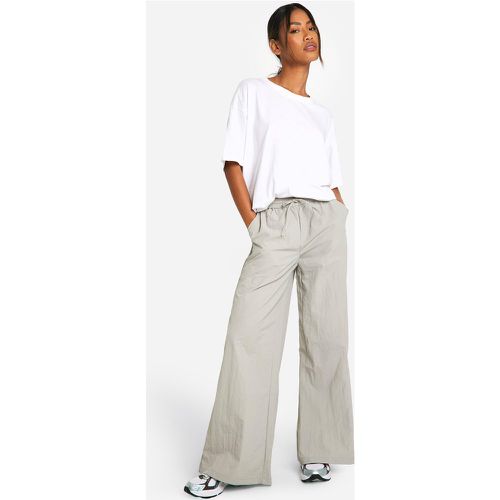 Pantaloni Cargo in nylon con laccetti in vita e gamba dritta - boohoo - Modalova