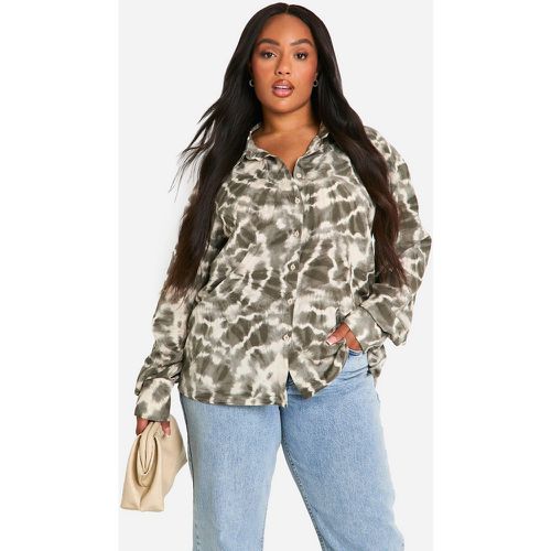 Camisa Plus Oversize Con Desteñido Anudado Y Estampado Abstracto - boohoo - Modalova