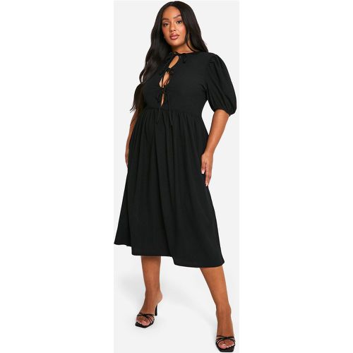 Vestito grembiule midi Plus Size effetto goffrato con laccetti frontali e maniche a sbuffo - boohoo - Modalova