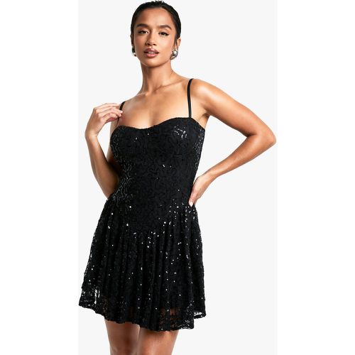 Vestito Skater Petite in pizzo con paillettes e vita scesa - boohoo - Modalova