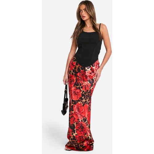 Gonna maxi in raso con stampa leopardata a fiori misti in sbieco - boohoo - Modalova