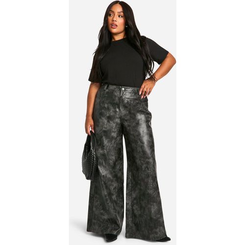 Pantaloni a gamba ampia Plus Size in pelle sintetica slavata - boohoo - Modalova