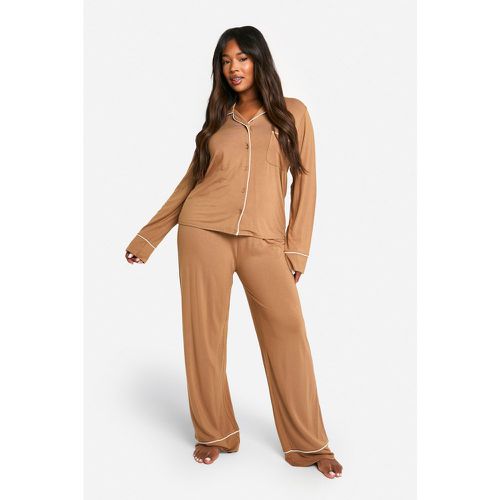 Set pigiama Plus Size a coste con bottoni e pantaloni - boohoo - Modalova