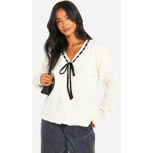 Cardigan Petite in maglia con nastro a contrasto - boohoo - Modalova