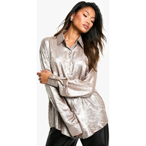 Camicia oversize in raso metallizzato con strass - boohoo - Modalova