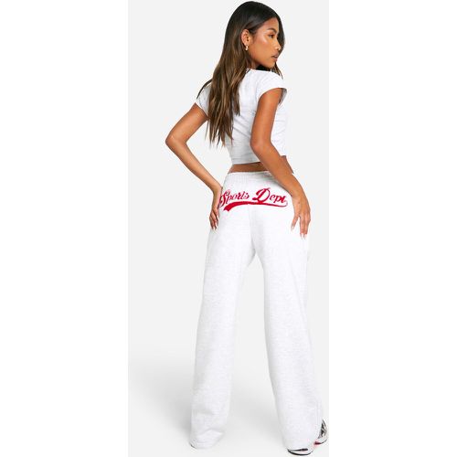 Pantaloni tuta dritti Sports Club con applique in spugna - boohoo - Modalova