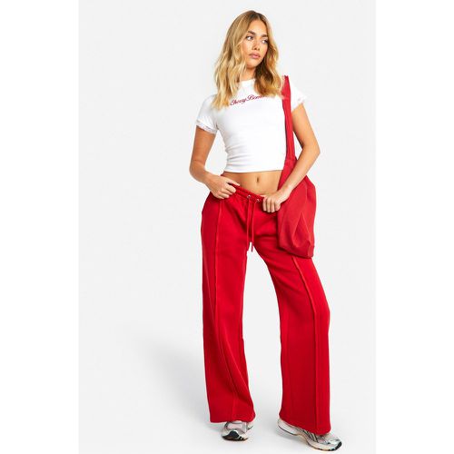 Set T-shirt da neonato Cherry Bomb rifinita in pizzo & pantaloni tuta con cuciture esposte - boohoo - Modalova