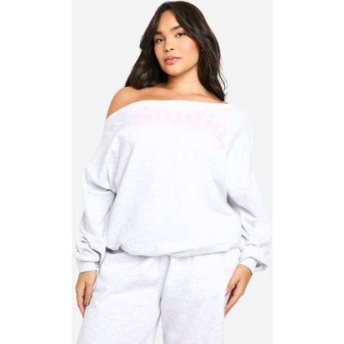 Felpa Plus Size con slogan Studio e spalle scoperte - boohoo - Modalova