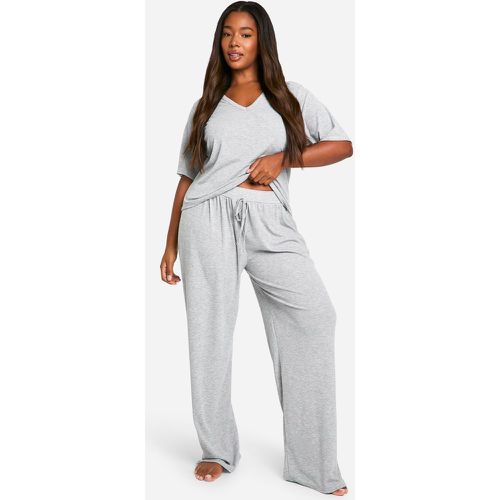 Set da casa Plus Size - top a coste morbide con scollo & pantaloni - boohoo - Modalova