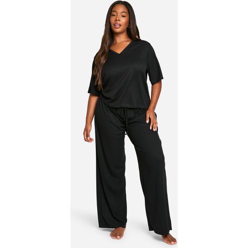 Set Loungewear da casa Plus Size a coste morbide con scollo a V & pantaloni - boohoo - Modalova