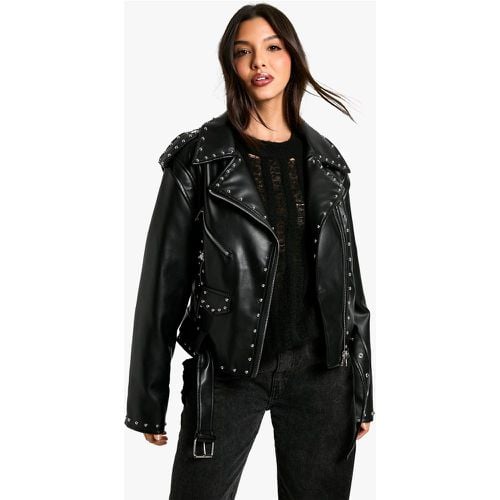 Giacca stile Biker in pelle sintetica con borchie - boohoo - Modalova