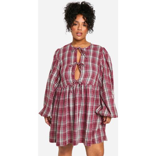 Vestito grembiule Plus Size a quadri con laccetti frontali - boohoo - Modalova