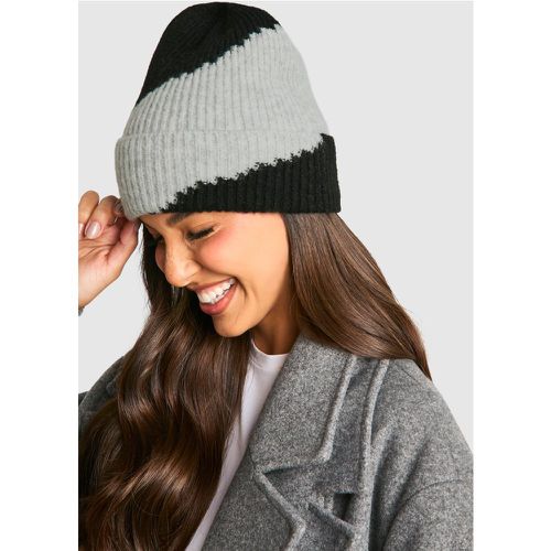 Berretto Beanie a coste a blocchi di colore - boohoo - Modalova