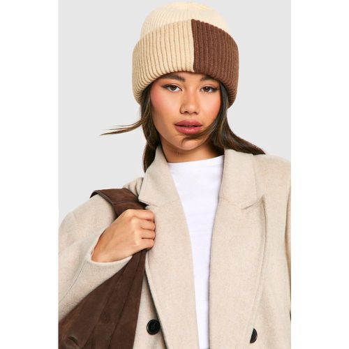 Berretto Beanie in maglia morbida a blocchi di colore - boohoo - Modalova