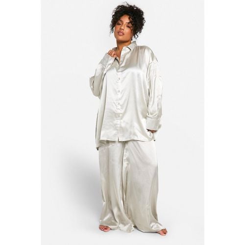 Set pigiama Plus Size camicia oversize in raso con bottoni & pantaloni - boohoo - Modalova