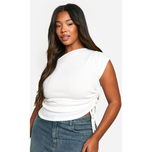 Top Plus Size asimmetrico a coste spazzolate con ruches laterali - boohoo - Modalova