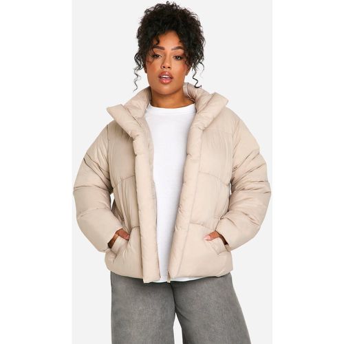 Piumino Plus Size con collo a imbuto - boohoo - Modalova