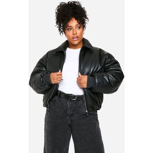 Giacca Bomber Plus Size imbottita in pelle sintetica - boohoo - Modalova