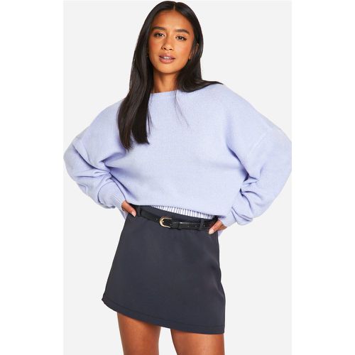 Maglione lungo Petite a girocollo in maglia morbida - boohoo - Modalova