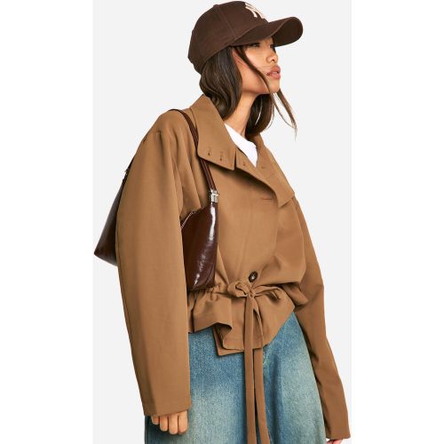 Cappotto Trench corto in vita sincronizzata - boohoo - Modalova