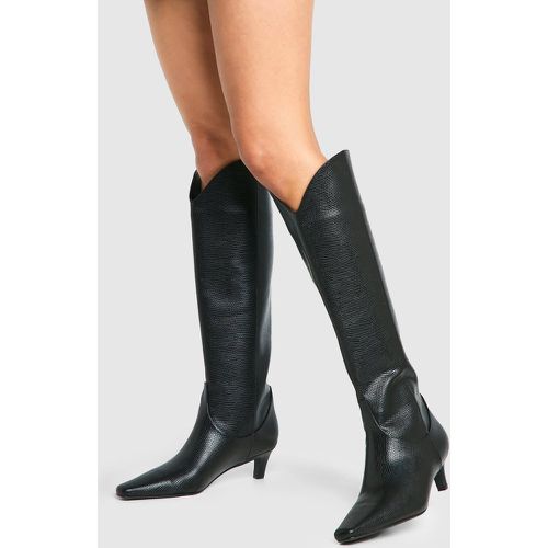 Botas Por La Rodilla Con Tacón Bajo Y Acabado De Cocodrilo - boohoo - Modalova