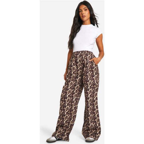 Pantaloni a gamba ampia Premaman in popeline leopardato - boohoo - Modalova