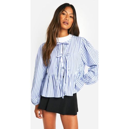 Top svasato a maniche lunghe a righe blu con laccetti frontali e maniche lunghe - boohoo - Modalova